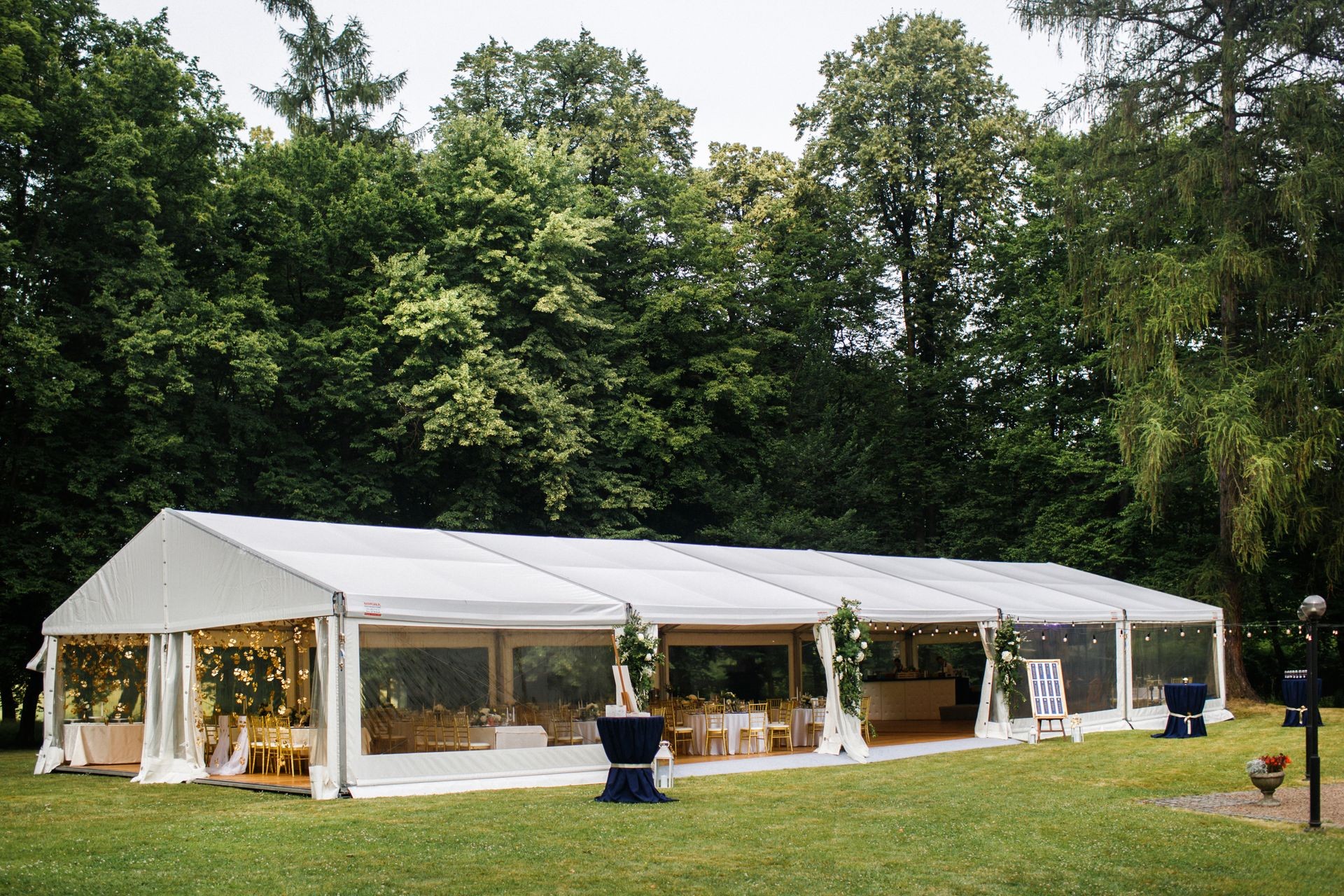 Mulch Medics budget-friendly color revival service enhances outdoor spaces for special occasions, from casual BBQs to grand weddings. Ideal for creating a stunning backdrop, our mulch dyeing service amplifies aesthetics for memorable events.